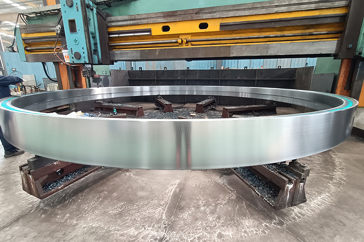 /ko/application-showcase/bespoke-triple-row-cylindrical-roller-bearing-showcases-qibr-s-excellence-in-heavy-duty-port-machinery-solutions-0